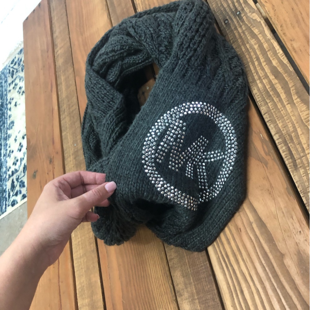 Michael Kors MK gray cable knit infinity scarf - Picture 7 of 9